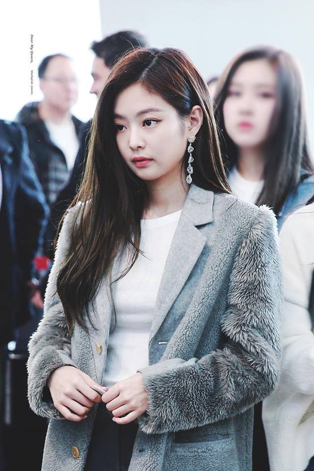 Chọn áo khoác vừa ấm vừa sang chảnh như Jennie (BlackPink) ảnh 3 Chiếc áo lông này thoạt nhìn người ta cứ tưởng đó là 1 chiếc blazer với phần cổ bẻ nhìn cực kỳ thanh lịch và khí chất