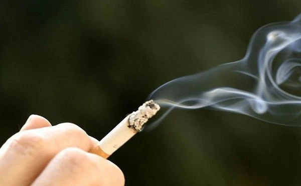 Nicotine trong thuốc lá có tác dụng phá hủy collagen của da và các mạch máu vận chuyển oxy và chất dinh dưỡng đến các tế bào da khiến da bị lão hóa, đàn hồi kém.