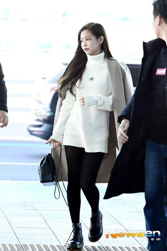 Chọn áo khoác vừa ấm vừa sang chảnh như Jennie (BlackPink) ảnh 6 Tiểu thư Jennie Kim với thần thái sang chảnh trong outfit với áo len freesize cổ lọ cùng áo dạ dài màu be