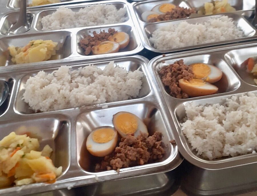 Suất ăn với thịt lợn kho trứng của học sinh trường Tiểu học Giang Biên (Long Biên – Hà Nội) Suất ăn với thịt lợn kho trứng của học sinh trường Tiểu học Giang Biên (Long Biên – Hà Nội)