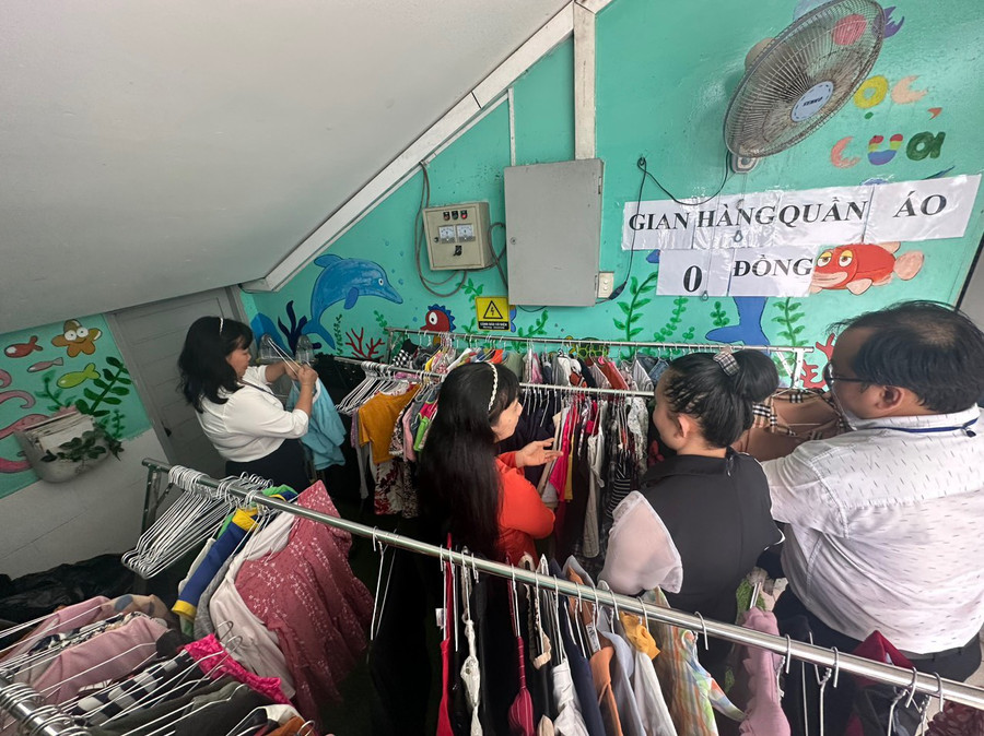 Thầy cô giáo lựa chọn quần áo tại gian hàng quần áo 0 đồng do Công đoàn trường tổ chức. Thầy cô giáo lựa chọn quần áo tại gian hàng quần áo 0 đồng do Công đoàn trường tổ chức.