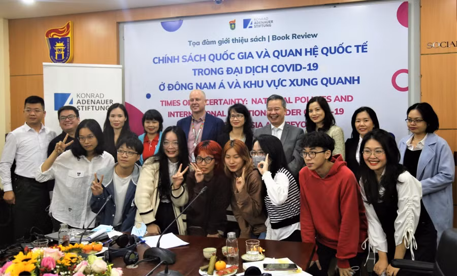 Đại biểu dự Toạ đàm chụp ảnh lưu niệm cùng các sinh viên.