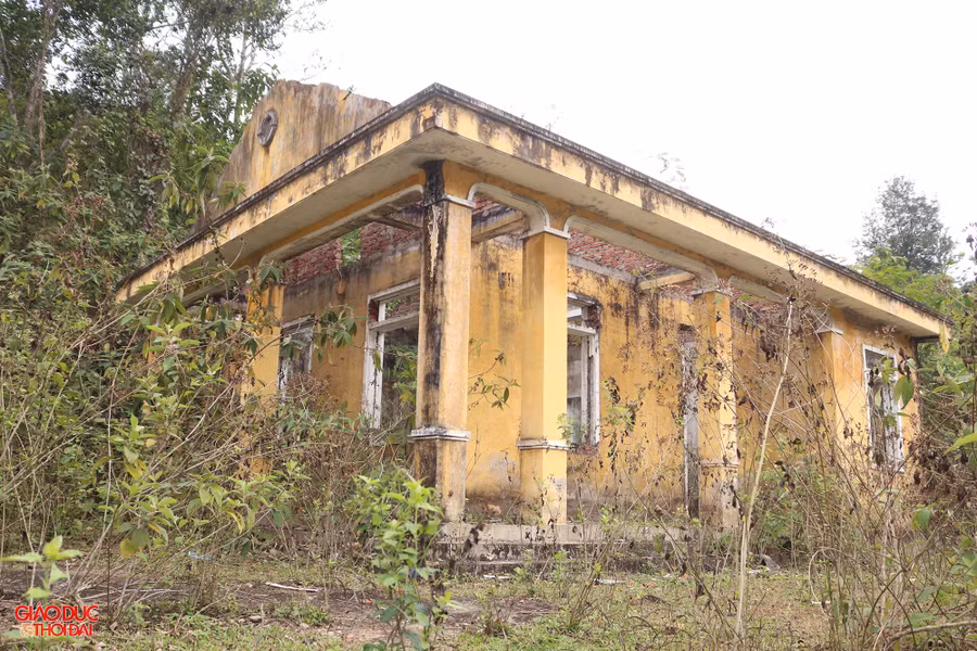 Điểm trường mầm non tại khu tái định cư Khe Ò được xây dựng khang trang nhưng phải bỏ hoang vì không có học sinh. Ảnh: Phạm Tâm.