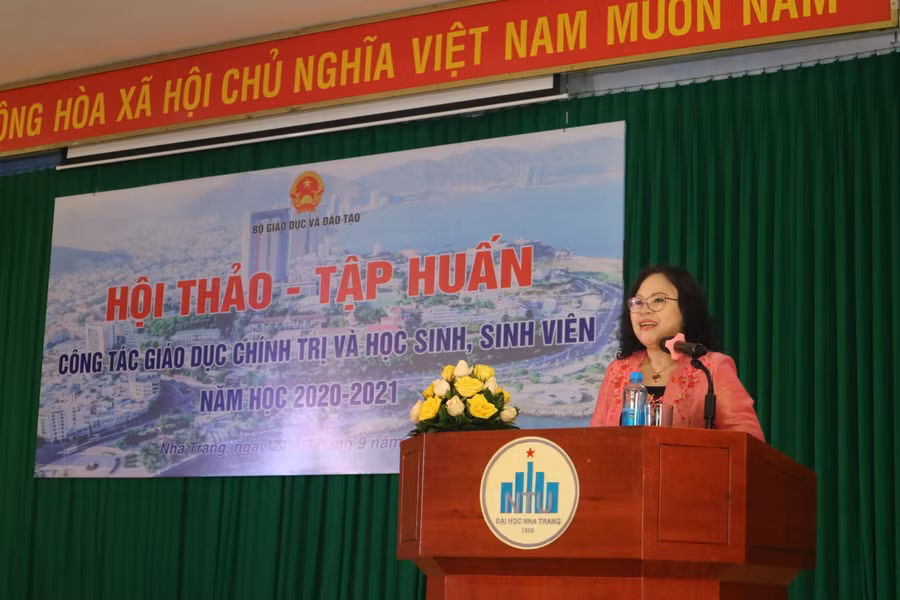 Thứ trưởng Ngô Thị Minh phát biểu tại hội nghị tập huấn