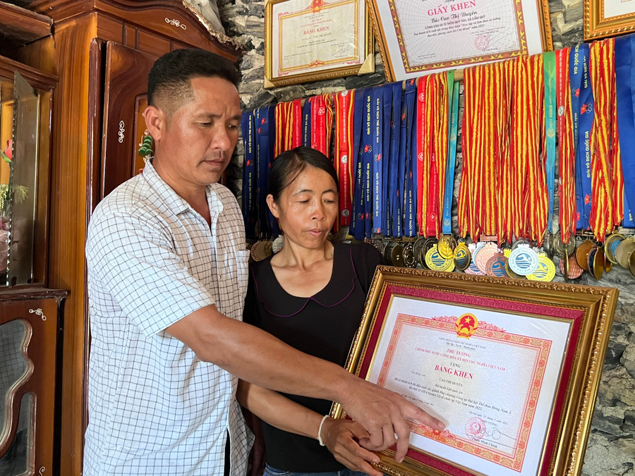 Bố mẹ tự hào về cô gái "vàng" Cao Thị Duyên. (Ảnh: BM). Bố mẹ tự hào về cô gái "vàng" Cao Thị Duyên. (Ảnh: BM).