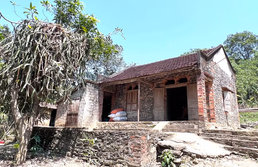 Căn nhà đơn sơ của VĐV Cao Thị Duyên nằm lọt thỏm trên một quả đồi. (Ảnh: BM).