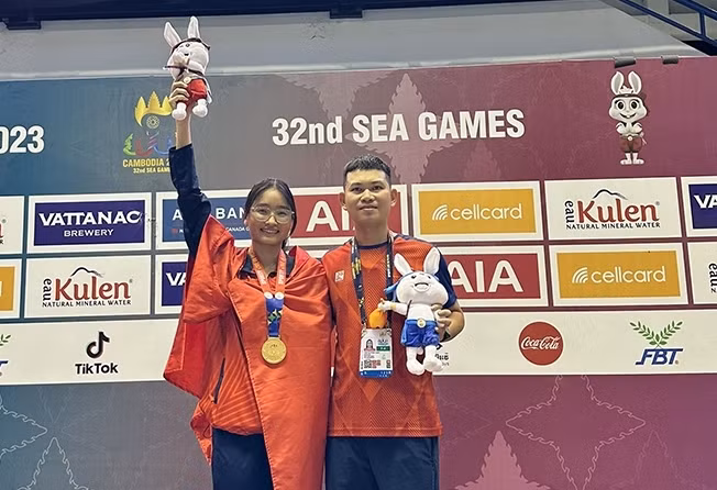 Cao Thị Duyên cùng HLV Phạm Tuấn Anh tại SEA Games 32. (Ảnh: BTH).