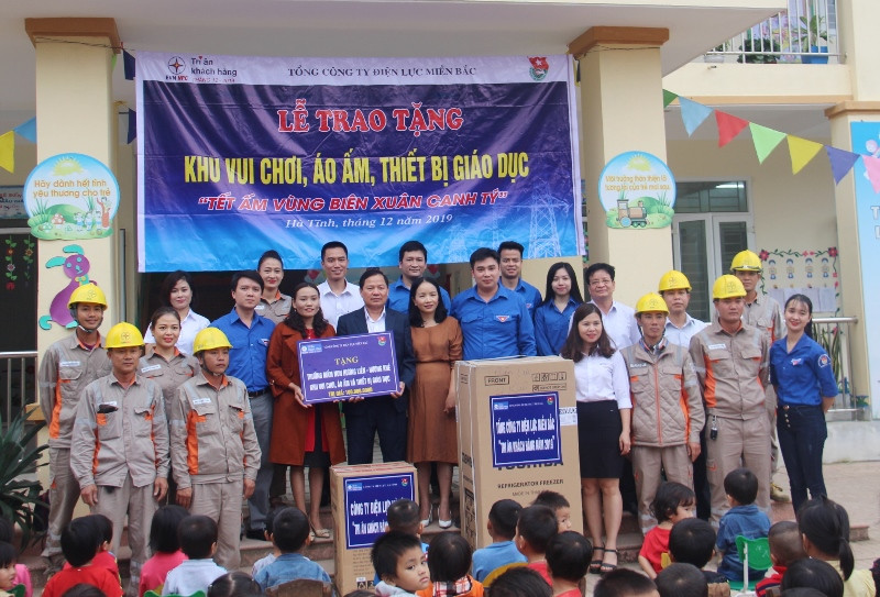 Trao ti vi, thiết bị giáo dục cho Trường mầm non Hương Liên.