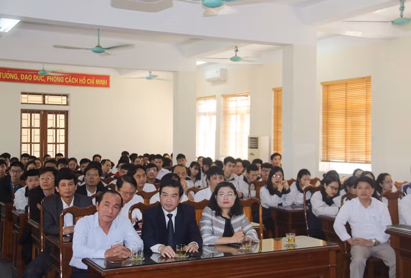 Lãnh đạo Sở, các trường cùng các đội tuyển dự thi HSG quốc gia.