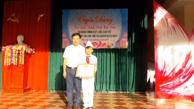 Lãnh đạo trường tuyên dương em Hải Duy.
