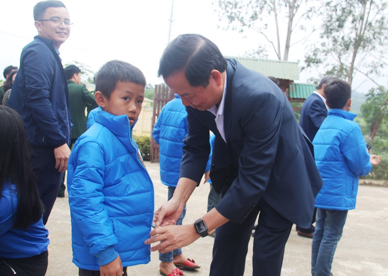 Tặng áo ấm cho học sinh