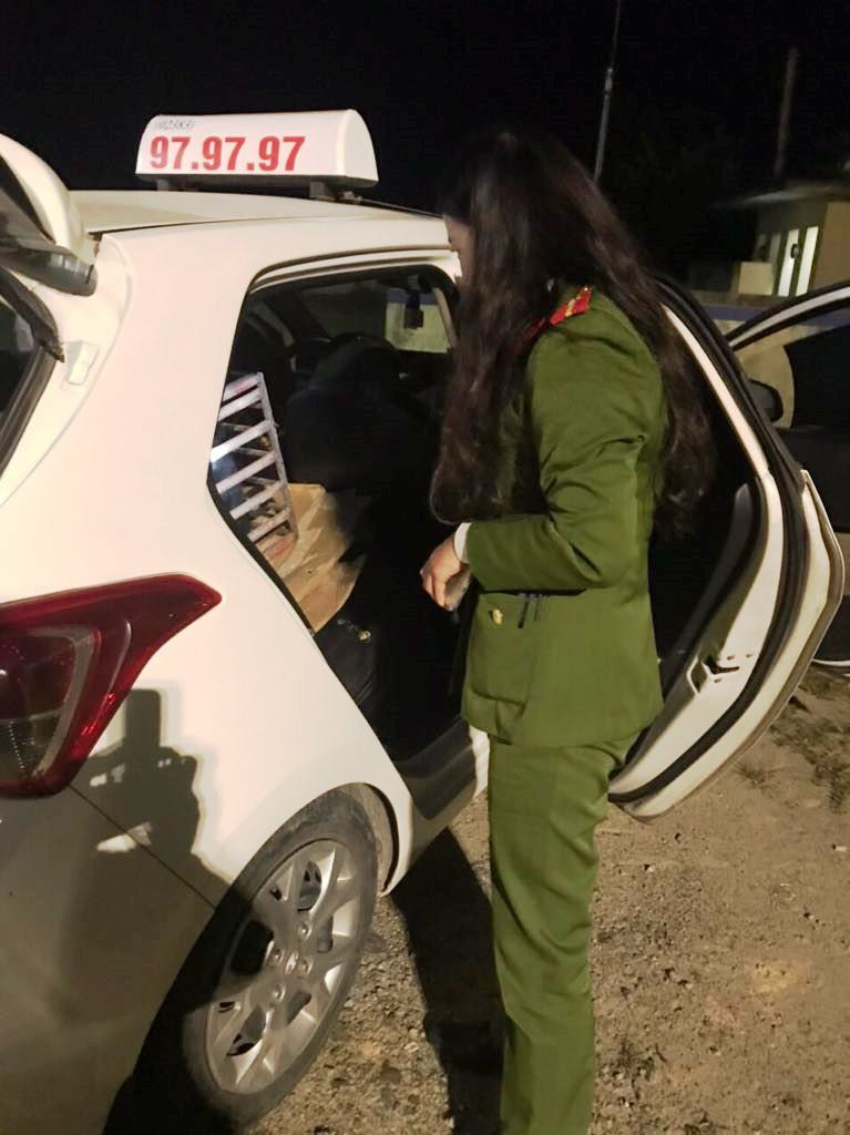 Lực lượng công an kiểm tra. Lực lượng công an kiểm tra.