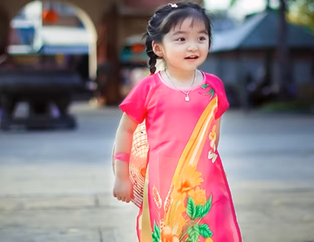 Ngắm “thiên thần 3 tuổi” diện áo dài hồng, đội nón lá đáng yêu