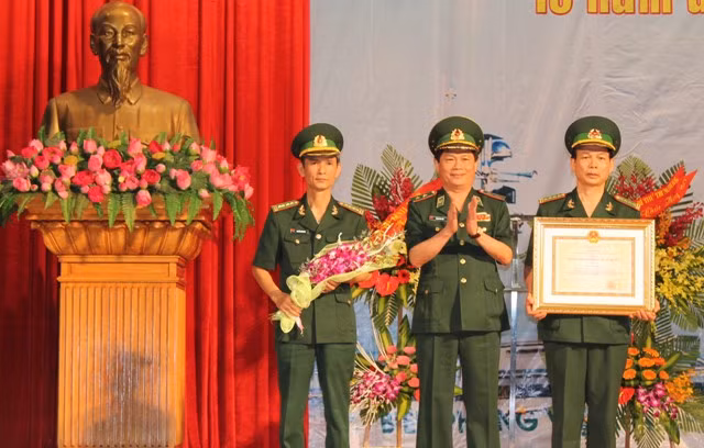 Báo Biên phòng vinh dự nhận Huân chương bảo vệ Tổ quốc hạng nhì do Chủ tịch nước ký quyết định trao tặng.
