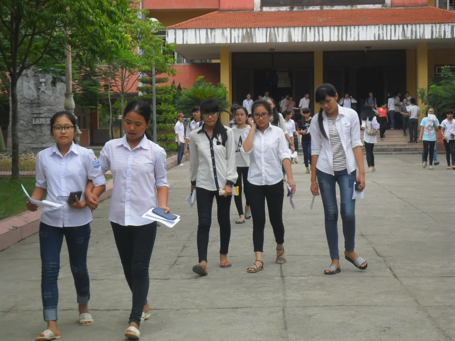 Thí sinh dự thi vào lớp 10 Trường THPT chuyên Lam Sơn sáng ngày 12/6. Ảnh: Nguyễn Quỳnh