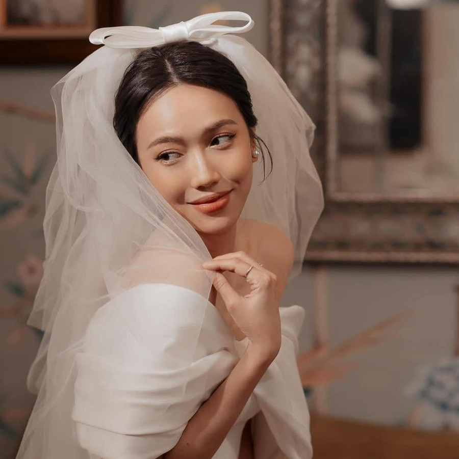 Khác hẳn với hình ảnh mộc mạc, lầy lội thường ngày, Diệu Nhi đẹp như nàng thơ khi diện váy cưới trắng cùng khăn voan đồng điệu. Khác hẳn với hình ảnh mộc mạc, lầy lội thường ngày, Diệu Nhi đẹp như nàng thơ khi diện váy cưới trắng cùng khăn voan đồng điệu.