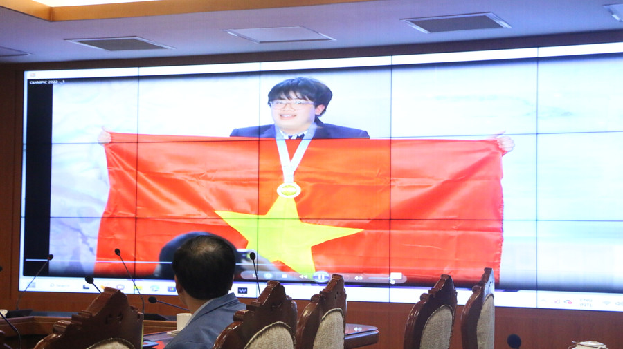 Em Ngô Quý Đăng, học sinh Trường THPT chuyên Khoa học tự nhiên - ĐHQG Hà Nội giành điểm tuyệt đối 42/42 tại kỳ thi Olympic Toán học quốc tế (IMO) năm 2022. Em Ngô Quý Đăng, học sinh Trường THPT chuyên Khoa học tự nhiên - ĐHQG Hà Nội giành điểm tuyệt đối 42/42 tại kỳ thi Olympic Toán học quốc tế (IMO) năm 2022.