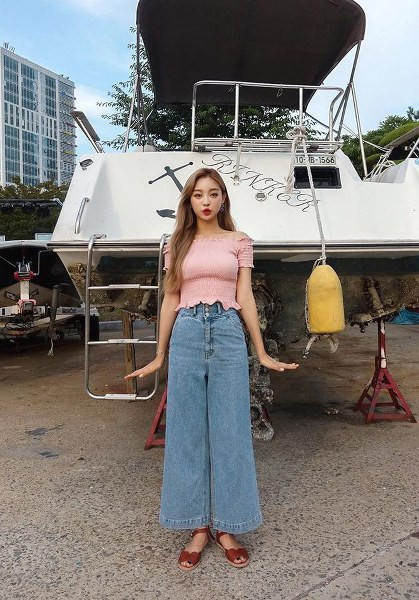 Những mẫu quần jeans ống rộng sẽ thống trị năm 2019 ảnh 3 Empty