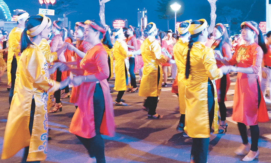 Tiết mục khiêu vũ của GV ngành GD-ĐT quận Sơn Trà (Đà Nẵng)