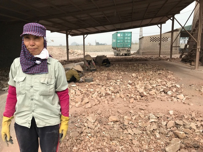 Bà Phạm Thị Thường công nhân làm việc lại khu sản xuất vôi thủ công lo sẽ thất nghiệp sau khi lò vôi bị xoá sổ