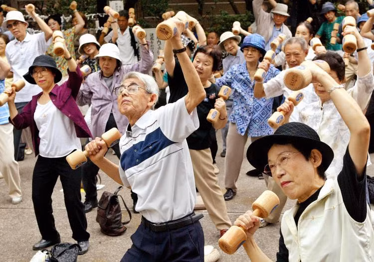 Thị trấn Nhật Bản trả tiền cho người dân để sinh con - Ảnh 2.