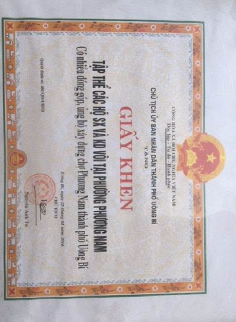 Giấy khen của UBND TP Uông Bí tặng các hộ sản xuất vôi