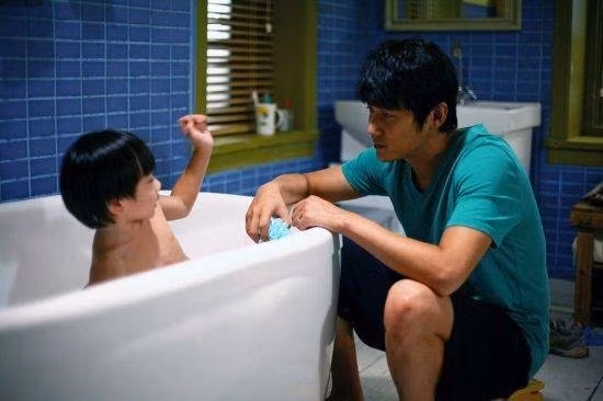 Bé gái tử vong khi đang tắm: Tắm cho trẻ vào mùa đông cần tránh 5 sai lầm này 