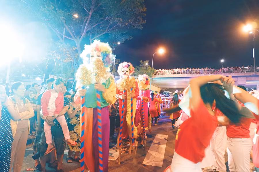 GV và HS ngành GD-ĐT quận Sơn Trà tham gia đi cà kheo trong chương trình Vũ hội đường phố.