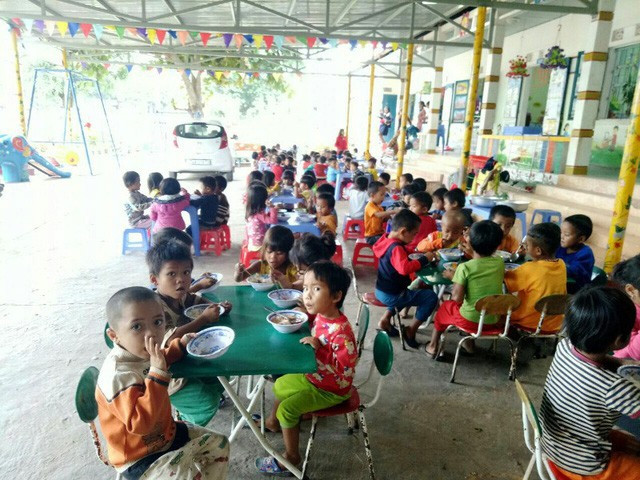 “Cô nuôi” tại các trường mầm non công lập sẽ được trả lương, hỗ trợ đóng BHXH - Ảnh 1. “Cô nuôi” tại các trường mầm non công lập sẽ được trả lương, hỗ trợ đóng BHXH - Ảnh 1.