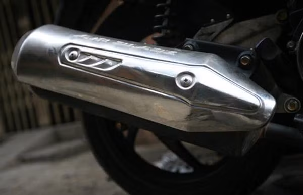 be gai bi dut gan chan nghiem trong vi viec lam tuong chung vo hai cua cha me - 3