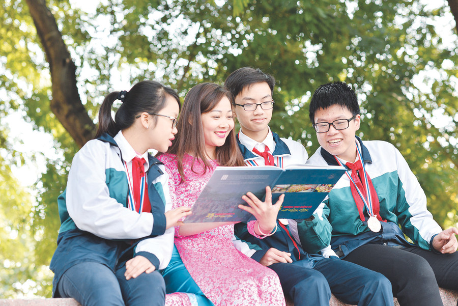 Đội ngũ giáo viên đóng vai trò quan trọng trong việc nâng cao chất lượng dạy và học Đội ngũ giáo viên đóng vai trò quan trọng trong việc nâng cao chất lượng dạy và học