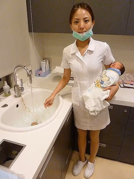 Bé gái tử vong khi đang tắm: Tắm cho trẻ vào mùa đông cần tránh 5 sai lầm này 