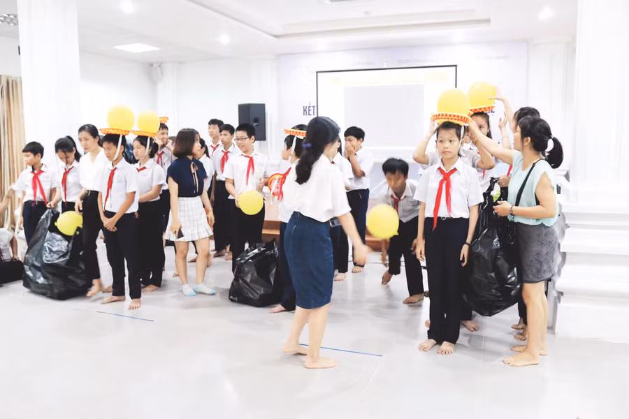 Các em hào hứng tham gia trò chơi vận động Đội nước về nhà, mô phỏng động tác đội nước của người Chăm