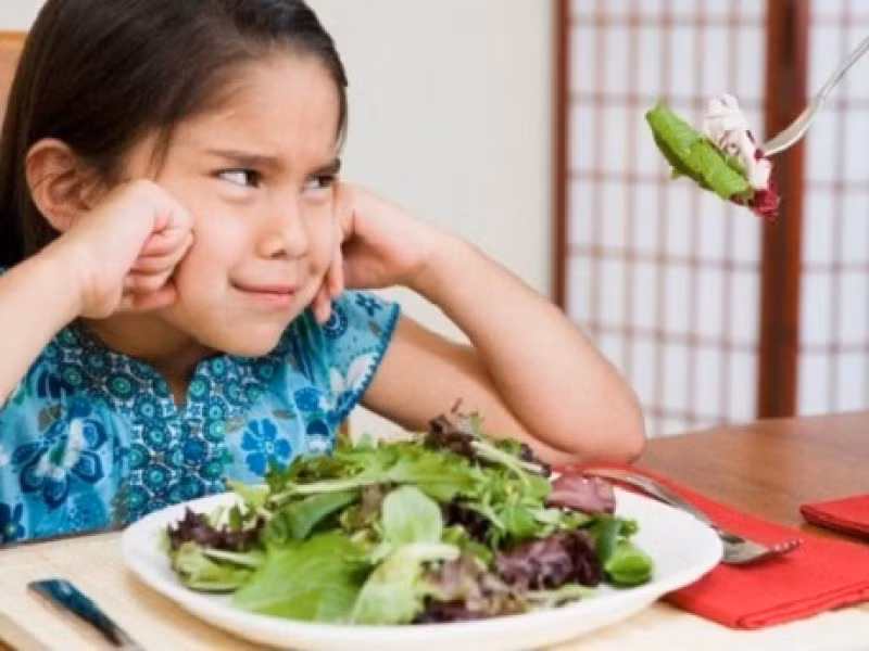 Cho trẻ chứng kiến cảnh một đứa trẻ khác có cách ứng xử ngang ngạnh