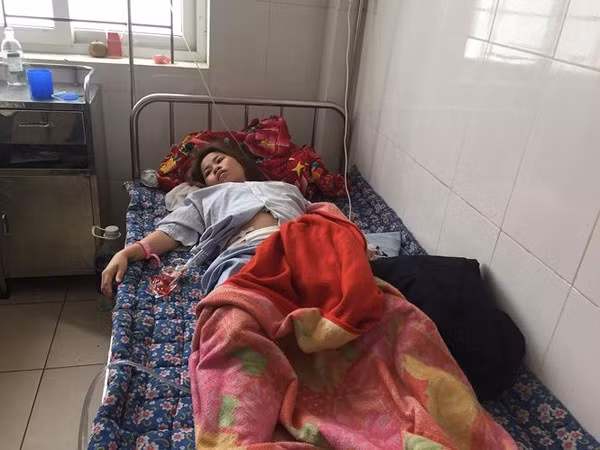 Sau 3 lần mổ, hiện chị Hóa đang điều trị tại Bệnh viện Đa khoa Hà Tĩnh