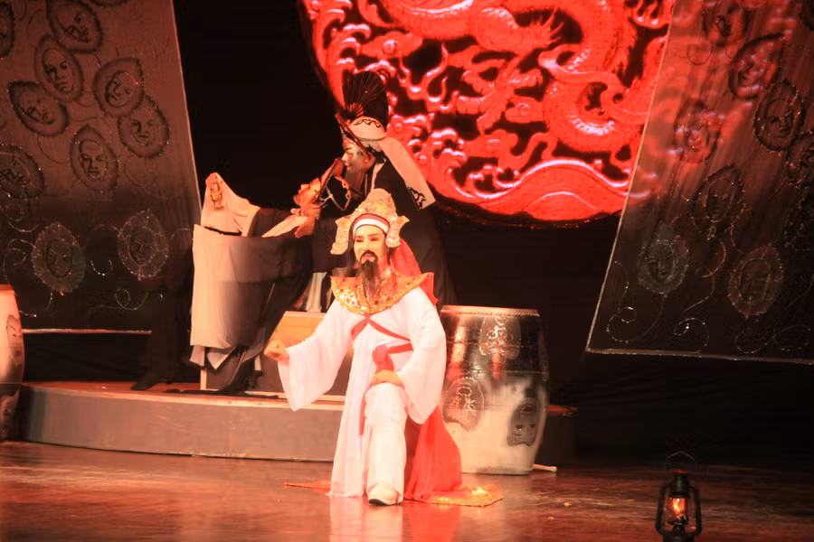 Các nghệ sĩ Nhà hát Thế giới trẻ đã thi tài với vở cải lương "Nhật thực" - suất diễm đêm khai mạc liên hoan. Ảnh: Bình Thanh