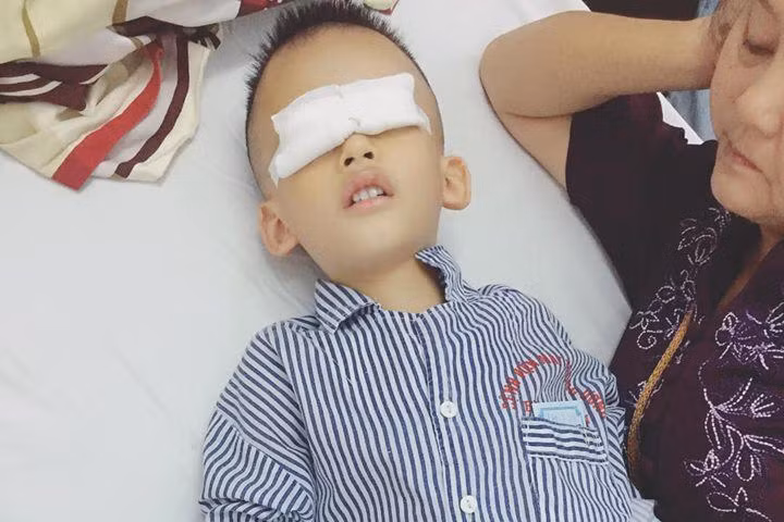 Tiếp xúc quá sớm với thiết bị điện tử nên mắt con bị hỏng và phải phẫu thuật.