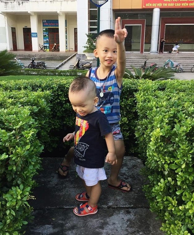 Cho con xem iPad từ 6 tháng tuổi, mẹ Cao Bằng lặng người khi nghe bác sĩ kết luận ảnh 1 cho con xem ipad tu 6 thang tuoi, me cao bang lang nguoi khi nghe bac si ket luan - 1