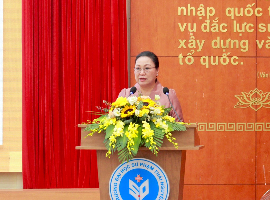 Bà Khâm Phâu Ân Tha Văn, Đại sứ Đặc mệnh toàn quyền nước CHDCND Lào tại Việt Nam phát biểu tại buổi lễ.