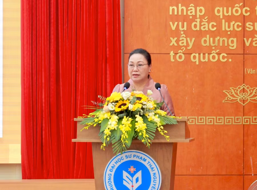 Bà Khâm Phâu Ân Tha Văn, Đại sứ Đặc mệnh toàn quyền nước CHDCND Lào tại Việt Nam phát biểu tại buổi lễ.