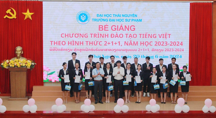 19 lưu học sinh Lào được công nhận hoàn thành tốt nghiệp theo hình thức 2+1+1.