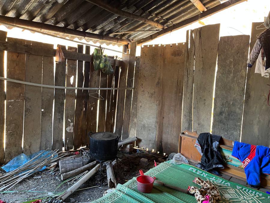 Căn nhà chị Lý Thị Hiền trước khi được xây mới, mỗi khi mưa to gió lớn cả nhà lại sống trong sự lo âu, thấp thỏm. Tuy nhiên, nhờ sự quan tâm của Đảng, Nhà nước giờ đây cả gia đình chị đã an tâm sống trong căn nhà mới kiên cố. Căn nhà chị Lý Thị Hiền trước khi được xây mới, mỗi khi mưa to gió lớn cả nhà lại sống trong sự lo âu, thấp thỏm. Tuy nhiên, nhờ sự quan tâm của Đảng, Nhà nước giờ đây cả gia đình chị đã an tâm sống trong căn nhà mới kiên cố.