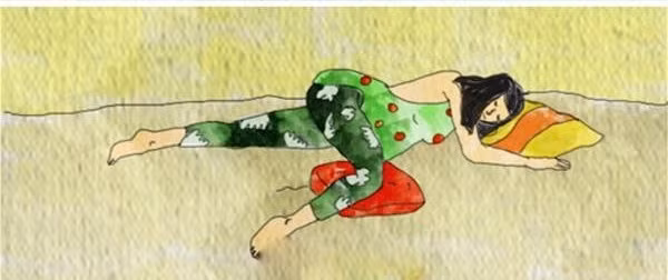 Khi nằm, mẹ hãy mở rộng hai chân hoặc dùng gối hỗ trợ để thúc đẩy quá trình chuyển dạ diễn ra nhanh hơn. 