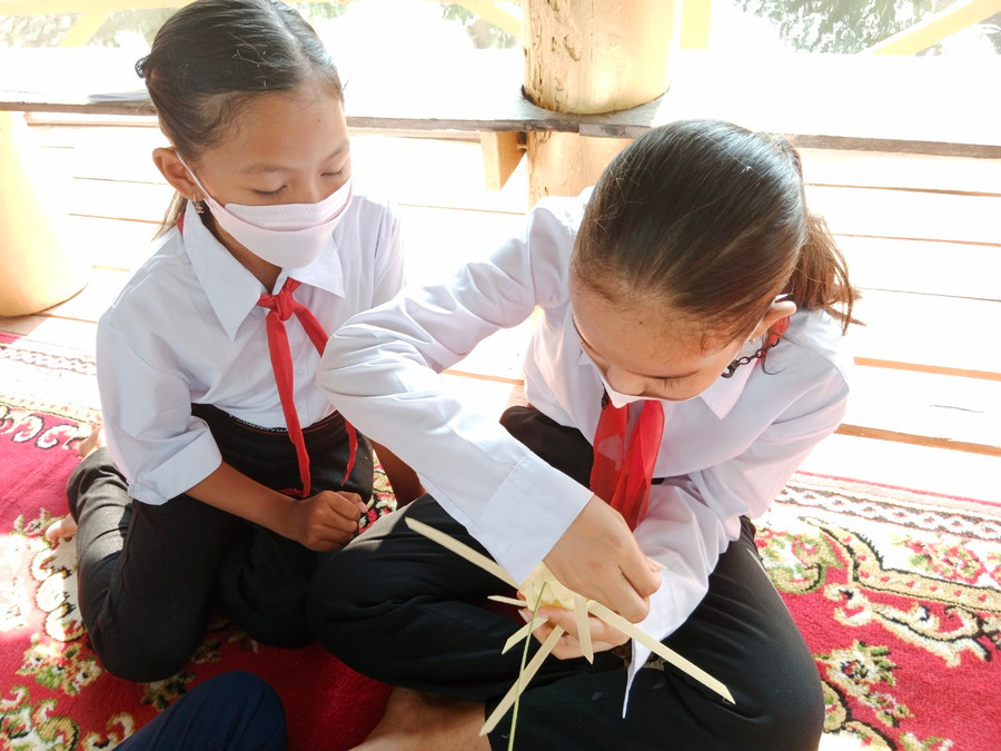 Học sinh THCS Ô Lâm (Tri Tôn, An Giang) trải nghiệm nghề truyền thống.