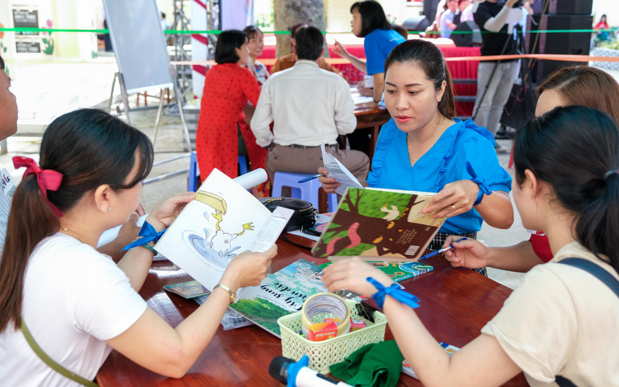 Một hoạt động của cán bộ nhân viên thư viện tại chương trình giao lưu. Một hoạt động của cán bộ nhân viên thư viện tại chương trình giao lưu.