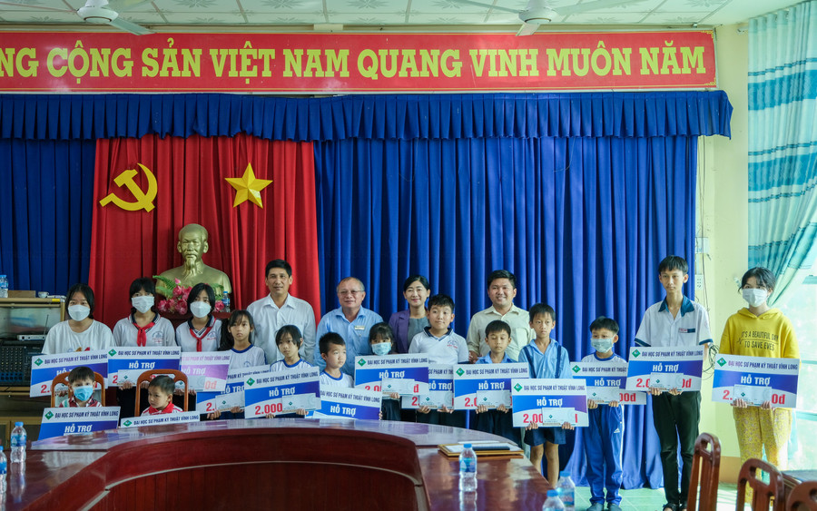 Lãnh đạo Sở GD&ĐT tỉnh Vĩnh Long và Trường ĐH Sư phạm Kỹ thuật Vĩnh Long trao học bổng cho học sinh. Lãnh đạo Sở GD&ĐT tỉnh Vĩnh Long và Trường ĐH Sư phạm Kỹ thuật Vĩnh Long trao học bổng cho học sinh.