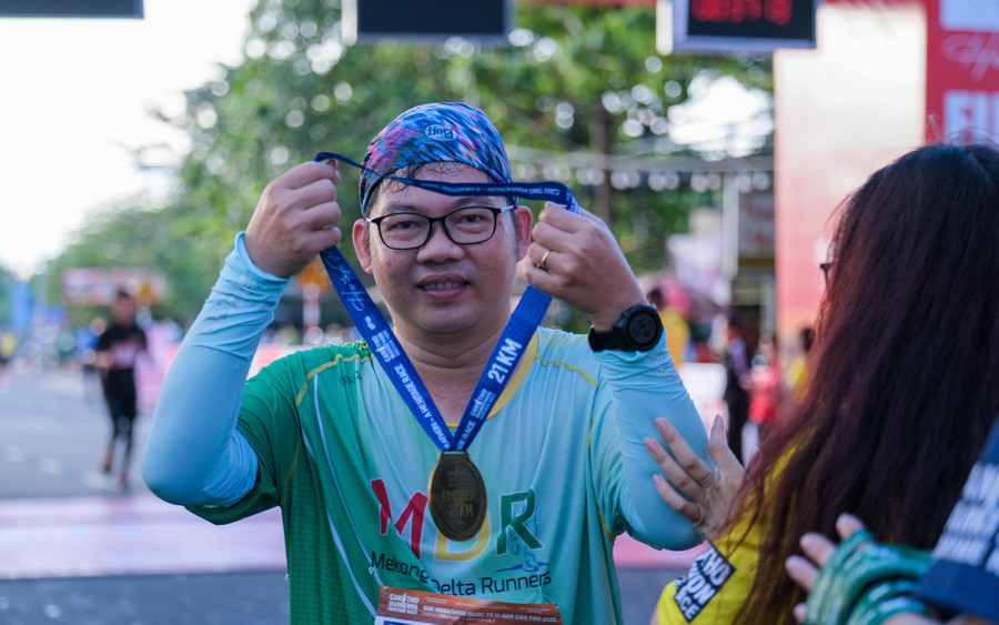 VĐV nhận kỷ niệm chương sau khi hoàn thành cự ly chạy.