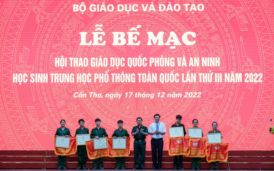 Ban tổ chức trao giải cá nhân toàn năng khối 10 tại hội thao.