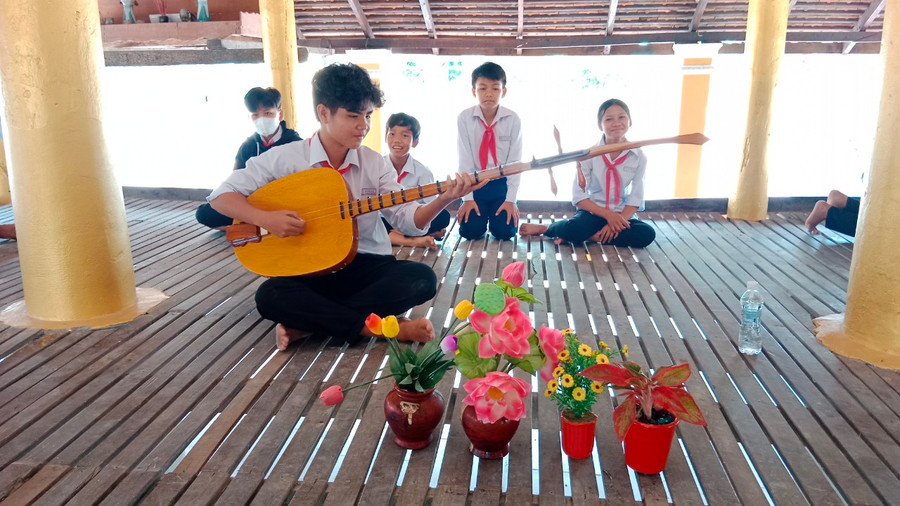 Học sinh Trường THCS Ô Lâm tìm hiểu về nhạc cụ truyền thống dân tộc.