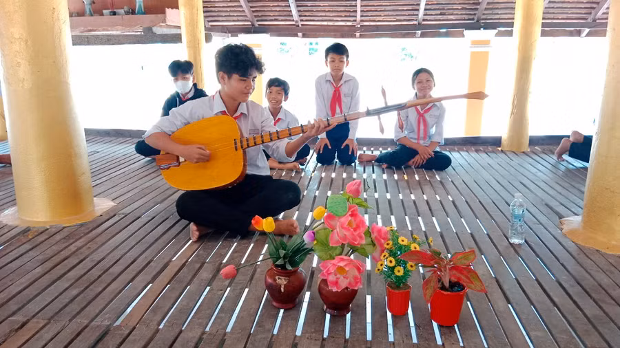 Học sinh Trường THCS Ô Lâm tìm hiểu về nhạc cụ truyền thống dân tộc.